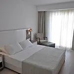 كلوب شارك فندق غومْبيت