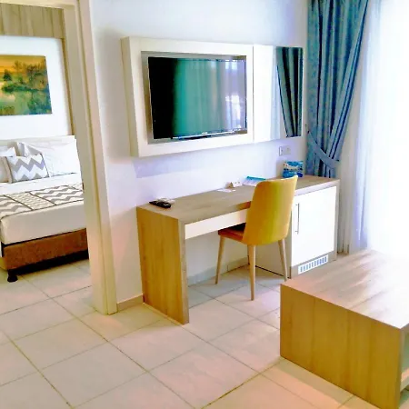 Club Shark Hotell 4*