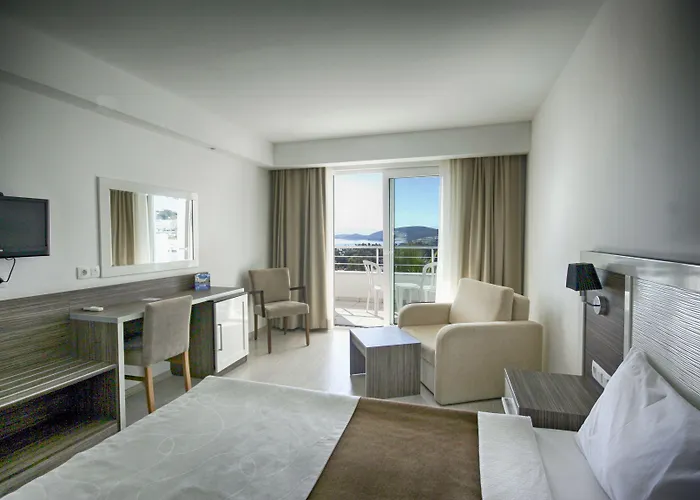 Hotel Club Shark 4*